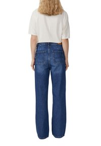 Blauwe spijkerbroek met een hoge taille, rechte pijpen en twee achterzakken. De stof heeft een gladde textuur en subtiele stikseldetails.