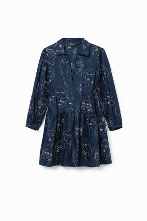 Tumši zila kleita ar rozā kontūrām veidotām seju rakstiem. Ar apkaklīti, garām piedurknēm un savāktiem jostas vietā, kas veido izplestu svārku.