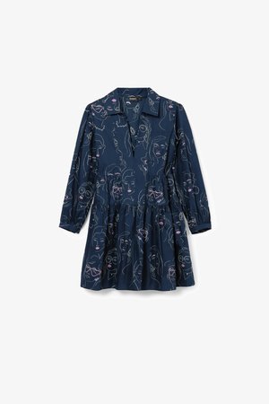 Tumši zila kleita ar rozā kontūrām veidotām seju rakstiem. Ar apkaklīti, garām piedurknēm un savāktiem jostas vietā, kas veido izplestu svārku.