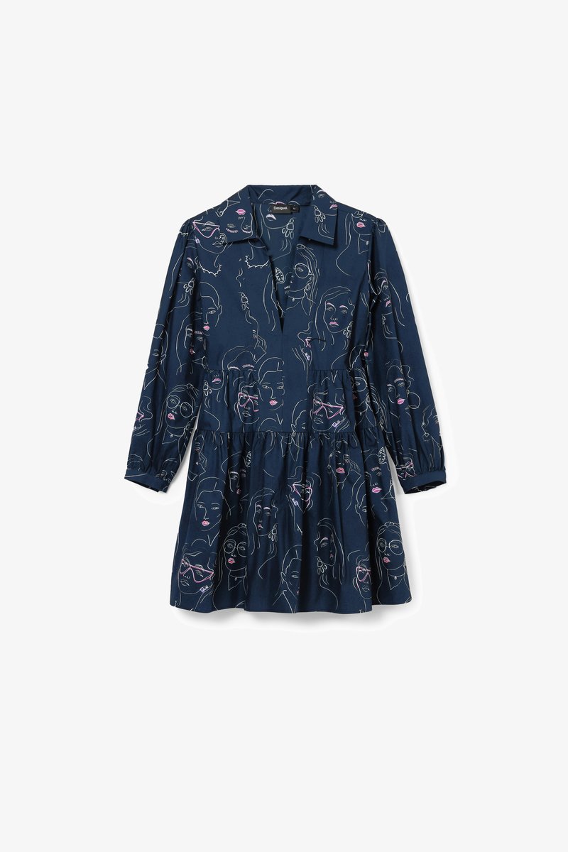 Rochie bleumarin cu un model de fețe conturate în roz. Design cu guler, mâneci lungi și talie strânsă pentru un fustă evazată.