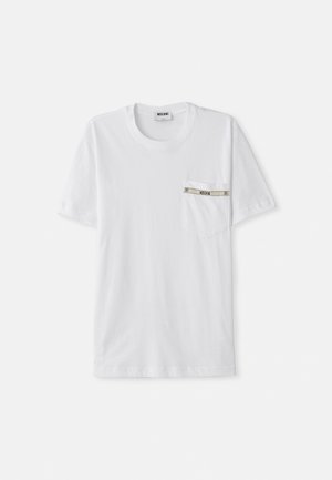 Balta kokvilnas T-kreklis ar īsām piedurknēm, apaļu kakla izgriezumu un kreisajā krūtī kabatu ar sudraba akcentu, uz kuras redzams "MOSCHINO" uzraksts.