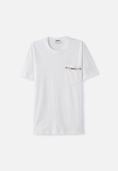Valge puuvillane T-särk lühikeste varrukatega, ümmarguse kaelusega ja vasakul rinnal taskuga, millel on hõbedane aksent koos "MOSCHINO" sildiga.