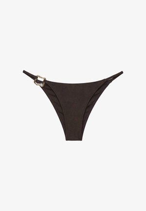 Donkerbruine bikinibroek met dunne zijbandjes en een gouden decoratieve gesp op het linker bandje, plat gelegd op een witte achtergrond.