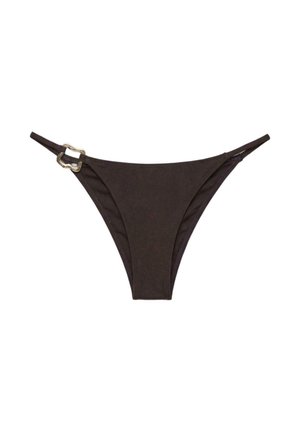 Ciemnobrązowe dół od bikini z cienkimi bocznymi paskami i złotą ozdobną klamrą na lewym pasku, położone płasko na białym tle.