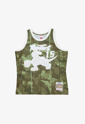 Maglia da basket mimetica verde con grafica bianca di un dinosauro, numero 15 e logo "Raptors", rifinita con bordi e etichette bianchi.