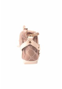 Borsa in tessuto rosa chiaro con accenti bianchi, caratterizzata da un motivo geometrico sottile, una chiusura a fibbia e un dettaglio in hardware circolare.