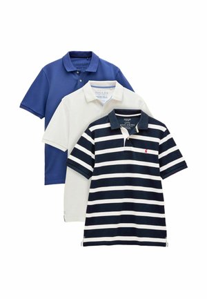 Drei Poloshirts: eines in einfarbig marineblau, eines in einfarbig weiß und eines in marineblau mit horizontalen weißen Streifen. Alle haben kurze Ärmel und Kragen.