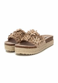 Chanclas de color marrón claro con dos adornos de flores, plantilla de corcho, detalles de yute texturizado y suela de goma estriada para mayor agarre.