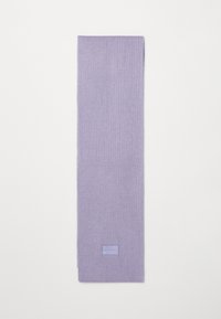 Bufanda de lana morada con una textura acanalada, forma rectangular y una pequeña etiqueta con el nombre en uno de sus extremos.