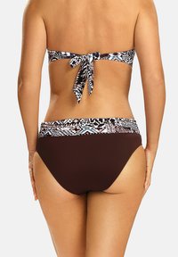 Zestaw bikini z wiązanym, wielokolorowym topem w wzory oraz gładkimi, brązowymi majtkami. Posiada średnią wysokość i gładką teksturę tkaniny.