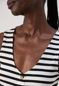 ONLY Tall ONLNELLA BUTTON DRESS  - Jerseykjole - cloud dancer/black