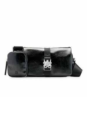 Sac bandoulière en cuir noir avec sangle réglable, fermeture à boucle frontale avec logo et petite pochette zippée attachée.