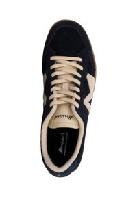 Sneaker in suede blu navy con lacci crema e logo laterale bianco. Presenta una suola in gomma testurizzata e un colletto imbottito per il massimo comfort.