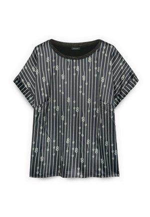 Musta lyhythihainen paita, jossa pystysuorat valkoiset köysiraidat ja pienet solmukohtaiset yksityiskohdat, pyöreä pääntie metallisella reunuksella.