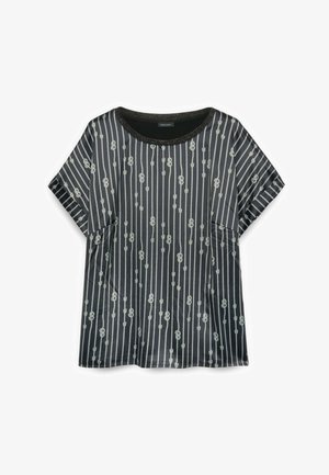 Schwarzes kurzärmeliges Hemd mit vertikalem weißen Seilstreifenmuster und kleinen Knotendetails, Rundhalsausschnitt mit metallischer Einfassung.