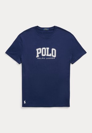 Camiseta de manga corta azul marino con texto blanco "POLO RALPH LAUREN" en el pecho y pequeño logo de jugador de polo blanco cerca del dobladillo inferior.