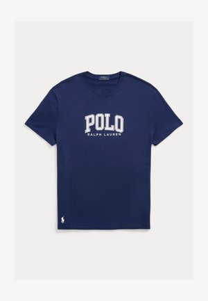 Camiseta de manga corta azul marino con texto blanco "POLO RALPH LAUREN" en el pecho y pequeño logo de jugador de polo blanco cerca del dobladillo inferior.