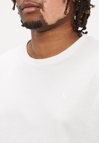 Calvin Klein Jeans Plus PLUS TEXTURED MONOLOGO TEE - T-shirts print - ivory