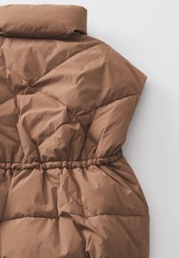 Braune taillierte Steppweste mit hohem Kragen, diagonal gesteppt, elastischem Taillenbund und glatter, wasserabweisender Stoffoberfläche.