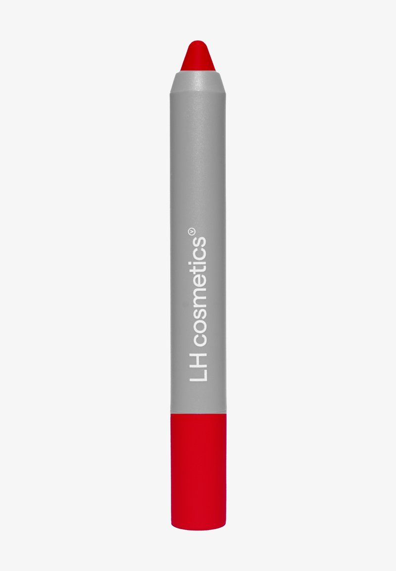 Lápiz labial rojo con punta redondeada. Cuerpo gris con sección inferior roja y texto de marca en blanco. Textura suave, forma cilíndrica.