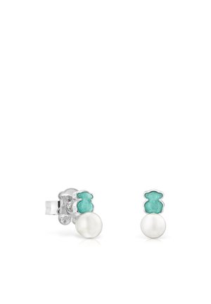 Pendientes de plata con un acento verde azulado sobre una perla blanca. El diseño incluye una forma simple y redondeada con acabados pulidos.