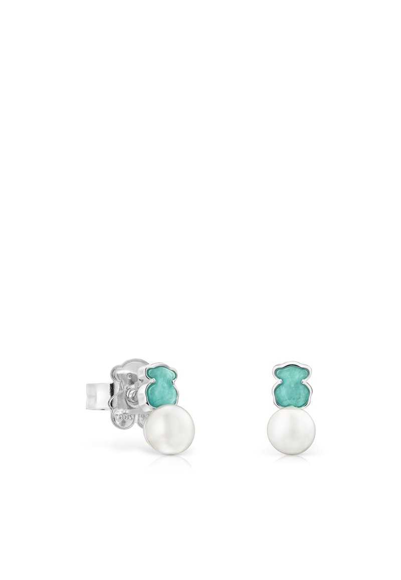 Orecchini a perno in argento con un accento verde-turchese sopra una perla bianca. Il design presenta una forma semplice e arrotondata con finiture lucide.