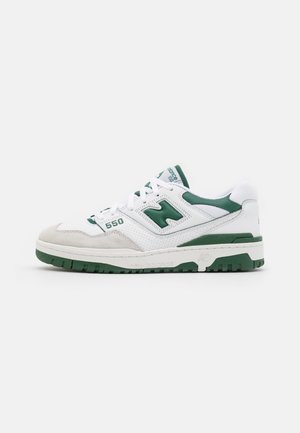 Hvid og grøn New Balance 550 sneaker med perforeret læder, ruskindståkappe og chunky grøn sål set fra siden.