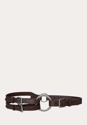Ceinture en cuir marron foncé avec doubles sangles et anneau métallique rond argenté et boucles sur un fond clair uni.