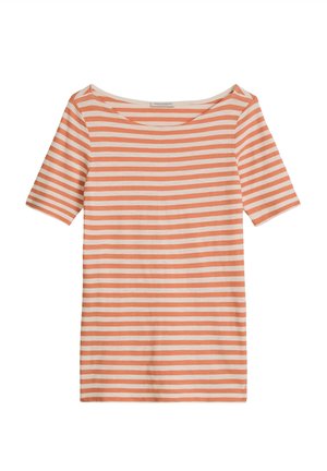 Koszula z krótkim rękawem z poziomymi morelowo-białymi paskami i szerokim, okrągłym dekoltem na jednolitym tle.