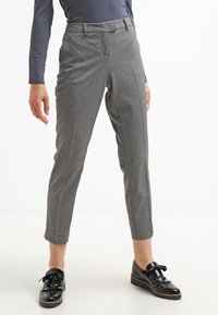 Grå, skräddarsydda byxor med rutmönster, med slim fit, bältesöglor och sidofickor, tillsammans med blanka svarta skor.