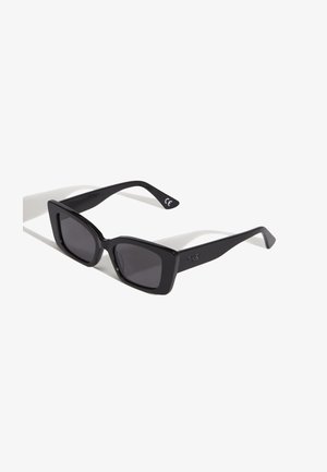 Gafas de sol rectangulares negras con lentes oscuros, montura de plástico brillante y la marca Vans en el lateral. Incluyen patillas curvas para mayor soporte.