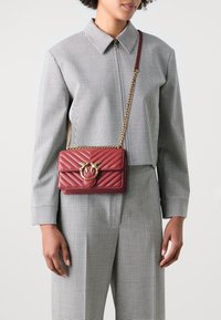 Pinko LOVE ONE MINI CHEVRON - Borsa a tracolla - ocra rosso/antique gold-coloured