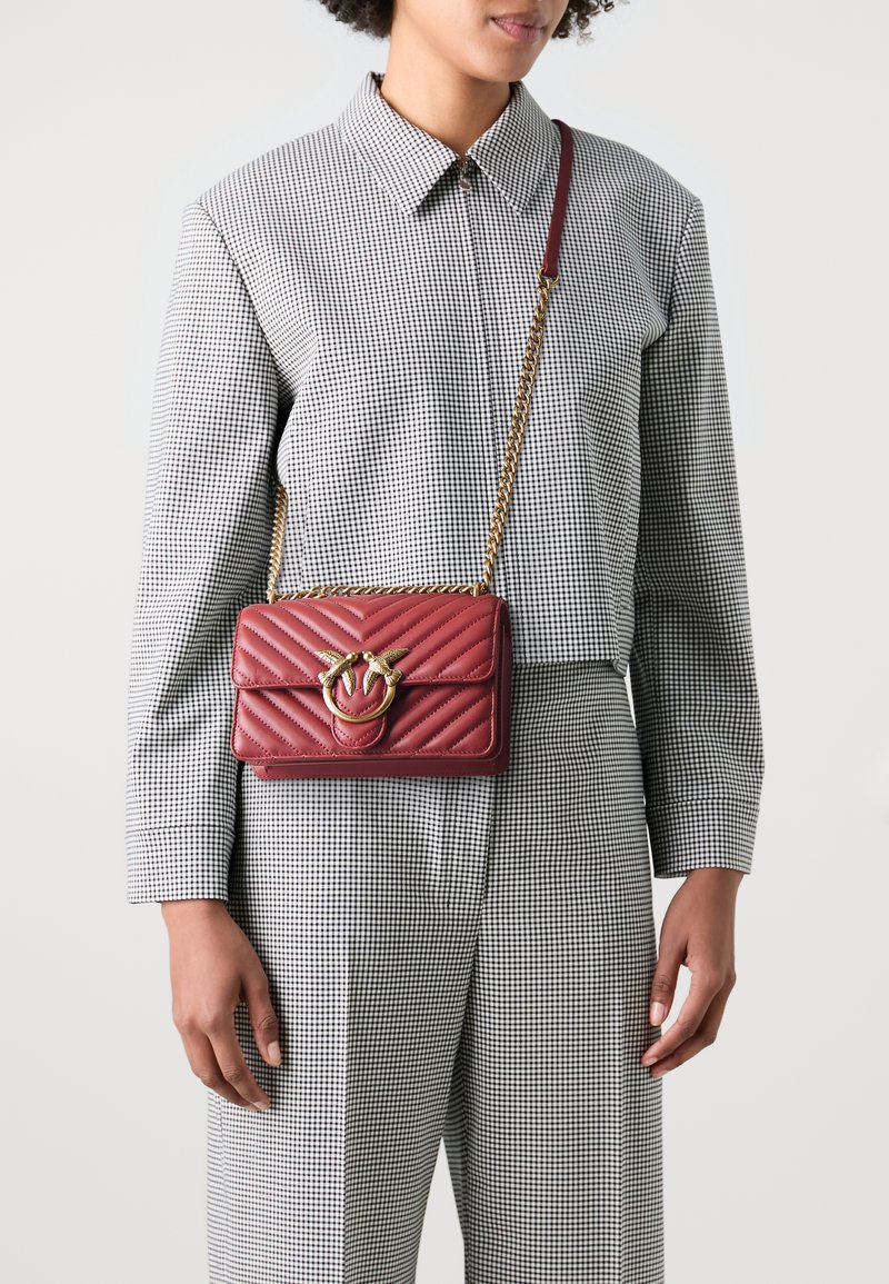 Pinko LOVE ONE MINI CHEVRON - Borsa a tracolla - ocra rosso/antique gold-coloured