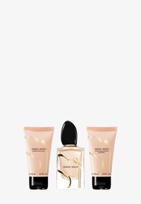 Giorgio Armani duftsett med en glassparfymflaske med svart hette, og to rosa tuber med parfymerte dusjgeler og kroppslotion.