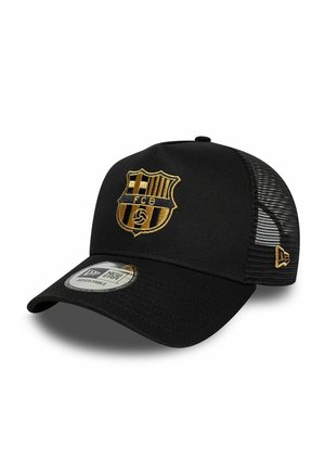 Czarna baseballówka z siateczki z złotym logo FC Barcelony z przodu i regulowaną naklejką New Era na daszku.