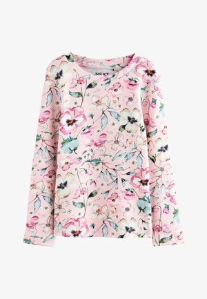 Roze geribd shirt met lange mouwen en een meerkleurige bloemenprint met grote en kleine bloemen en groene bladeren.