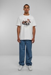 Upscale by Mister Tee PIMP A - Marškinėliai su spaudiniu - white
