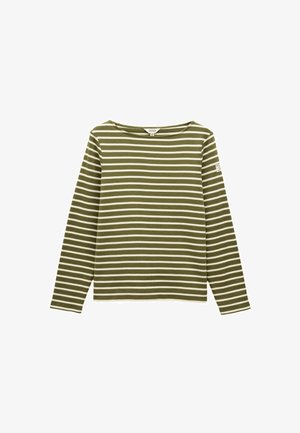 Zaļolive krāsas krekls ar garām piedurknēm, ar baltām horizontālām svītrām un apaļu kakla izgriezumu, kuram ir mazs plāksteris kreisajā piedurknē.