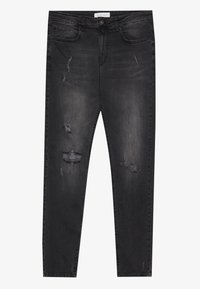 Jeans skinny negros desgastados con áreas descoloridas y roturas en los muslos frontales y las rodillas, con bolsillos delanteros y traseros y cierre de botón.