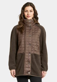Braune Fleecejacke mit einem gesteppte Vorderseite, hohem Kragen, Druckknöpfen und Seitentaschen; weiche Textur mit lässiger Passform.