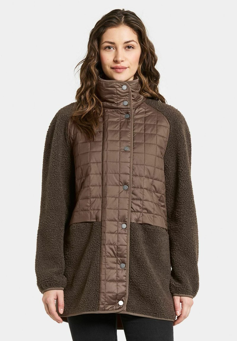 Braune Fleecejacke mit einem gesteppte Vorderseite, hohem Kragen, Druckknöpfen und Seitentaschen; weiche Textur mit lässiger Passform.