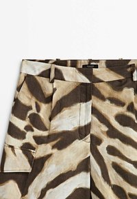 Shorts au motif abstrait marron et beige avec passants pour ceinture et une poche latérale, réalisés en tissu léger.