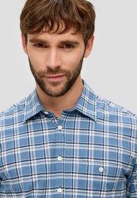 Blauw en wit geblokt overhemd met korte mouwen en een button-down kraag, voorzien van witte knopen en een zak aan de linkerkant.