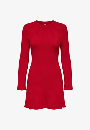 Červené pletené šaty se širokými rukávy a kulatým výstřihem; mají rozšířený lem a strukturovanou látku.