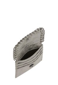 Metalen zilveren portemonnee van textuurleer, met een kettingaccent, drukknoopsluiting en meerdere kaartvakjes. Geopende weergave getoond.