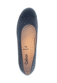 Chaussure plate noire avec un motif perforé, bout rond et en cuir. L'intérieur présente une semelle intérieure marron clair avec le nom de la marque "Gabor."