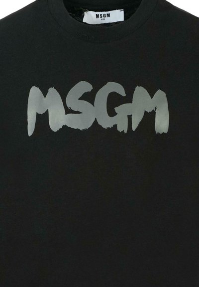 Zwarte katoenen t-shirt met een groot, textuur grijs "MSGM" logo op de borst, ronde halslijn en korte mouwen.