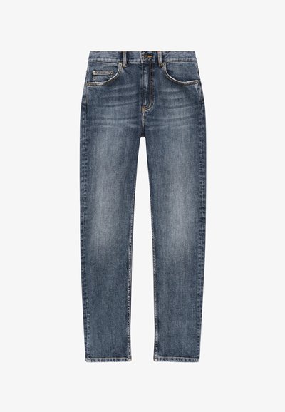 Pantalones vaqueros de mezclilla azul oscuro con diseño de pierna recta, que cuentan con cinco bolsillos, cierre de botón y acentos de costura visibles.