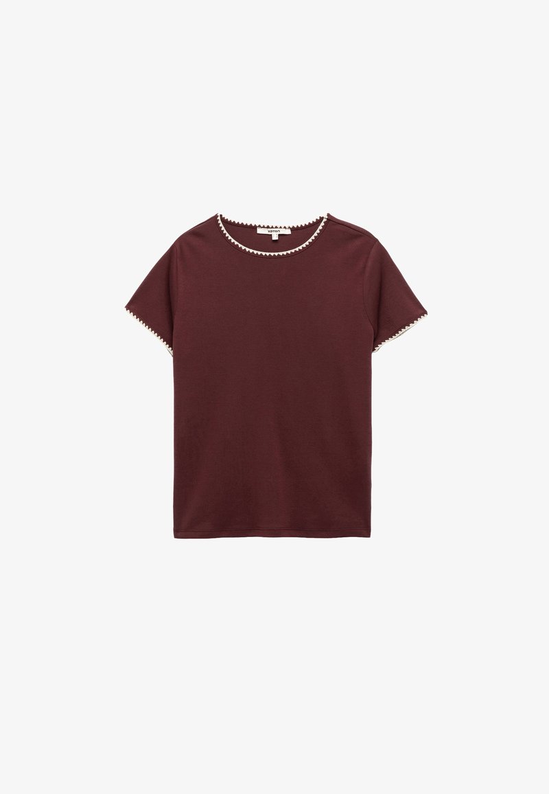 Burgundy kortärmad t-shirt i mjukt tyg, med en kontrasterande texturerad kant längs halsringningen och ärmarna.