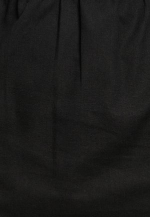 Melnas audums ar gludu tekstūru, ar nemanāmiem krokām un matētu apdari. Nav redzamu rakstu vai detaļu.